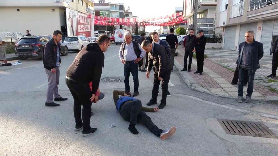 Seçim Ofisi Önündeki Kazada Yaralanan Sürücüye İlk Müdahale Başkan Adayı Doktordan