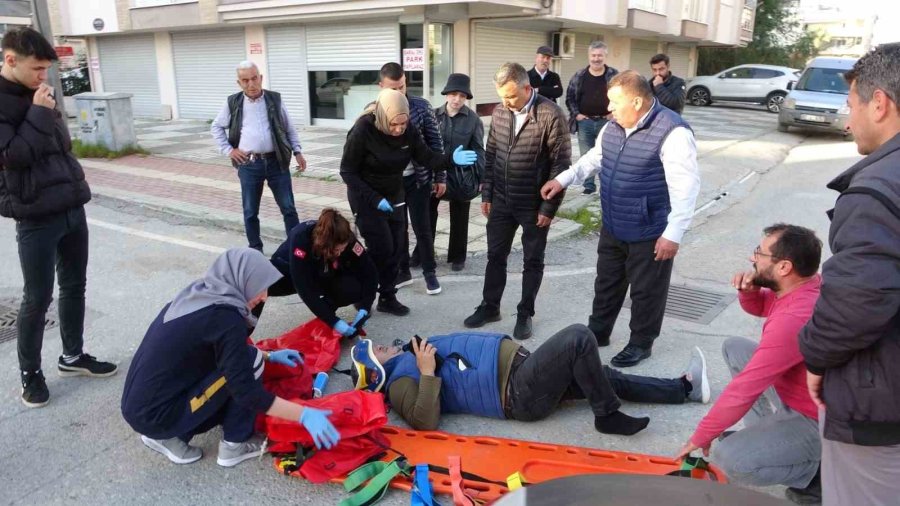 Seçim Ofisi Önündeki Kazada Yaralanan Sürücüye İlk Müdahale Başkan Adayı Doktordan