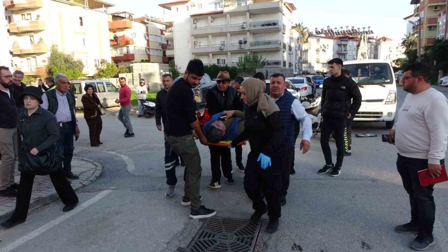 Seçim Ofisi Önündeki Kazada Yaralanan Sürücüye İlk Müdahale Başkan Adayı Doktordan