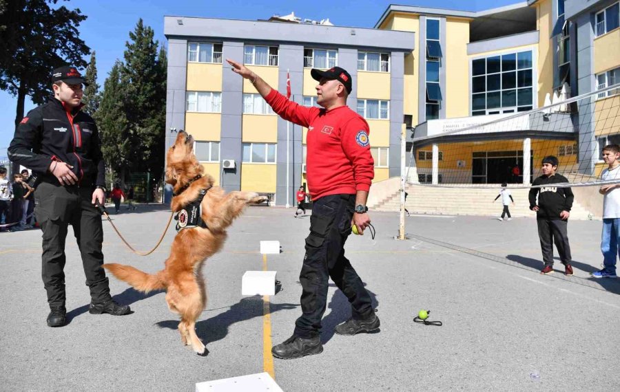 Minik Öğrenciler Arama Kurtarma Köpeğiyle Birlikte Deprem Tatbikatı Yaptı