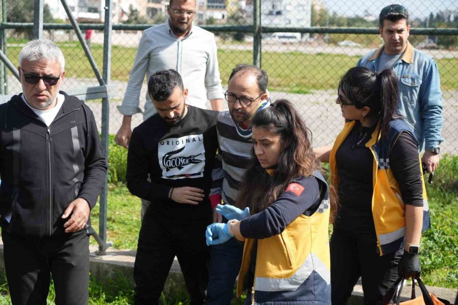 Maç Esnasında Tribündeki Tahta Plaka Çöktü: 3 Seyirci Yaralı