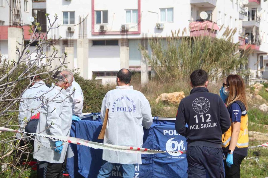 Antalya’da Yol Kenarında Kadın Cesedi Bulundu