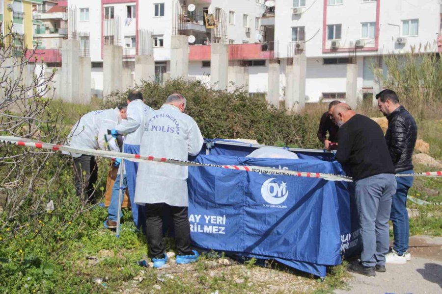 Antalya’da Yol Kenarında Kadın Cesedi Bulundu