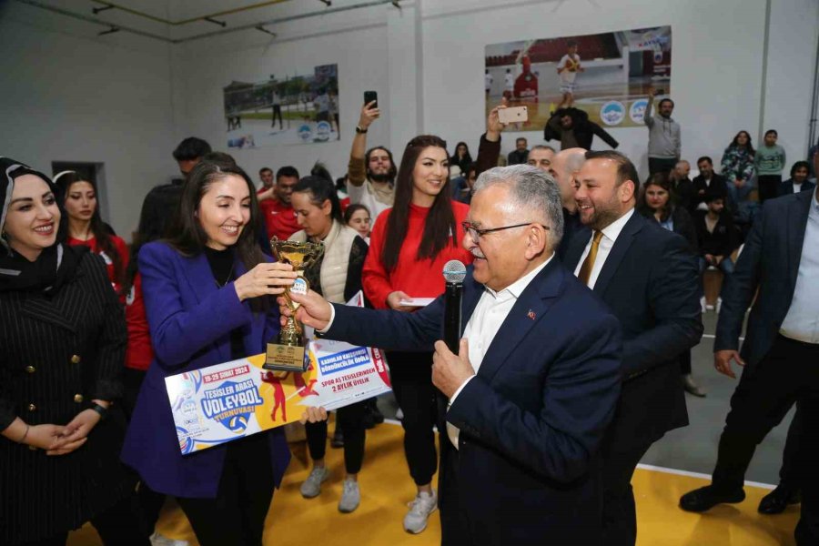 Büyükkılıç, Voleybol Turnuvası’nda Dereceye Giren Takımlara Ödüllerini Takdim Etti