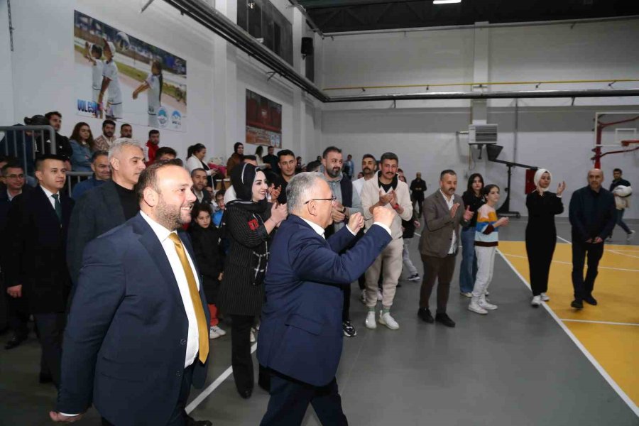 Büyükkılıç, Voleybol Turnuvası’nda Dereceye Giren Takımlara Ödüllerini Takdim Etti