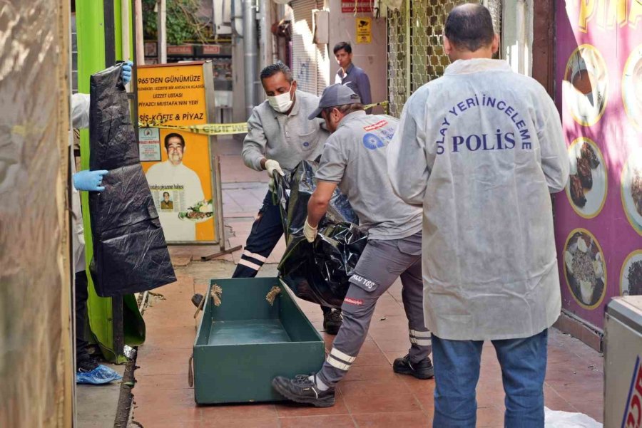 Evsiz Adam İş Merkezi Önündeki Kaldırımda Ölü Bulundu