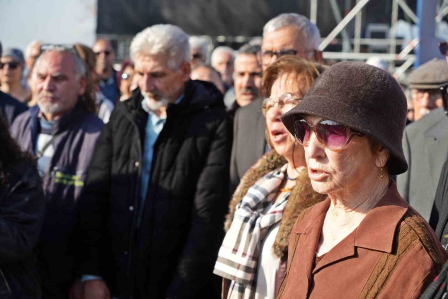 Selanik Mübadillerinin Antalya’ya Gelişinin 100’üncü Yılında Denize Kırmızı Karanfiller Bırakıldı