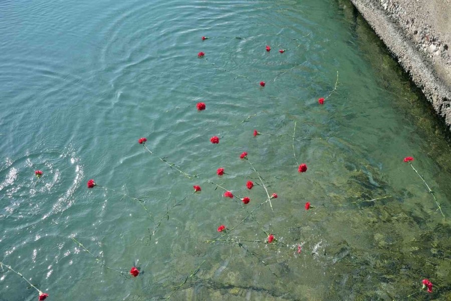 Selanik Mübadillerinin Antalya’ya Gelişinin 100’üncü Yılında Denize Kırmızı Karanfiller Bırakıldı