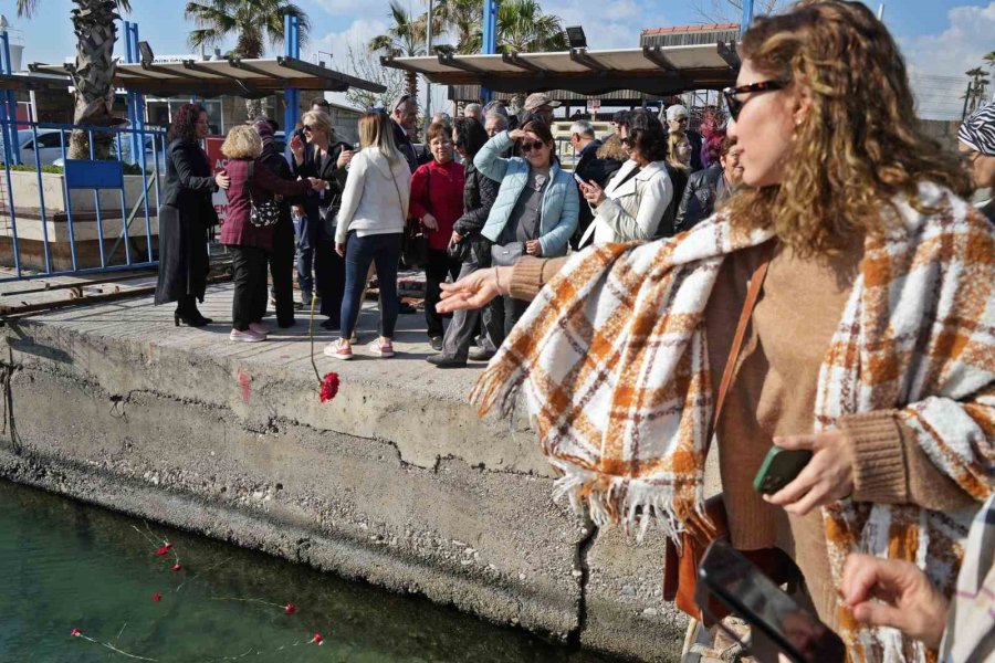 Selanik Mübadillerinin Antalya’ya Gelişinin 100’üncü Yılında Denize Kırmızı Karanfiller Bırakıldı