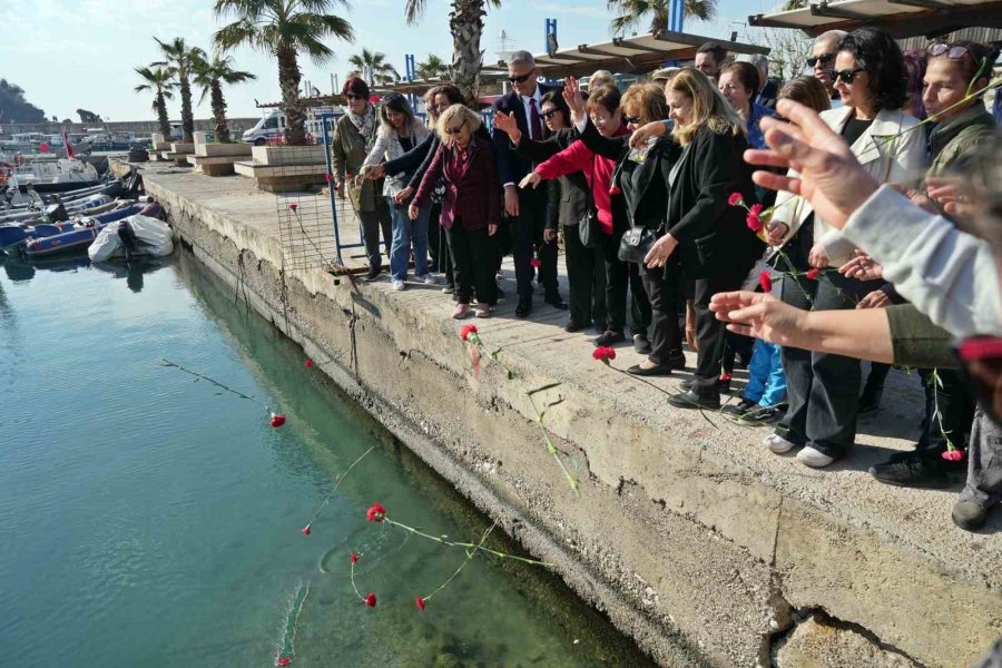 Selanik Mübadillerinin Antalya’ya Gelişinin 100’üncü Yılında Denize Kırmızı Karanfiller Bırakıldı