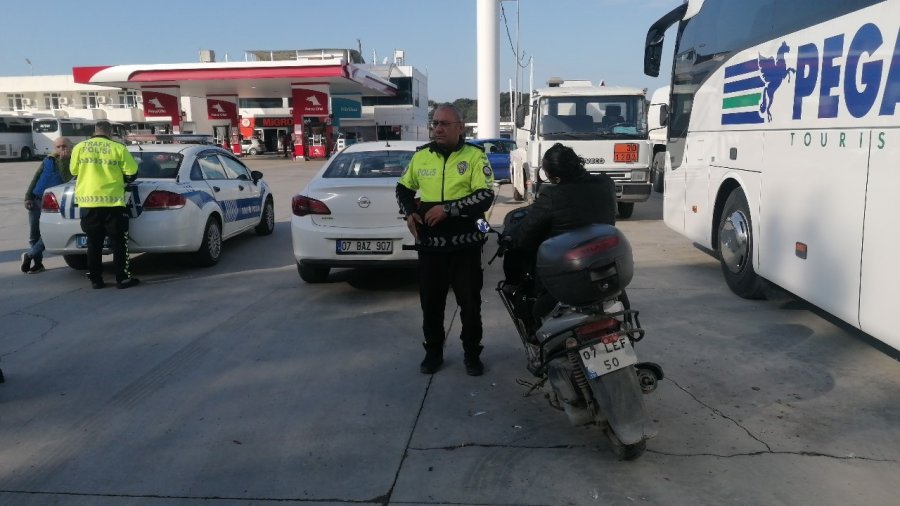 Ehliyetsiz Direksiyona Geçmesi Kadın Motosiklet Sürücüsüne Pahalıya Patladı