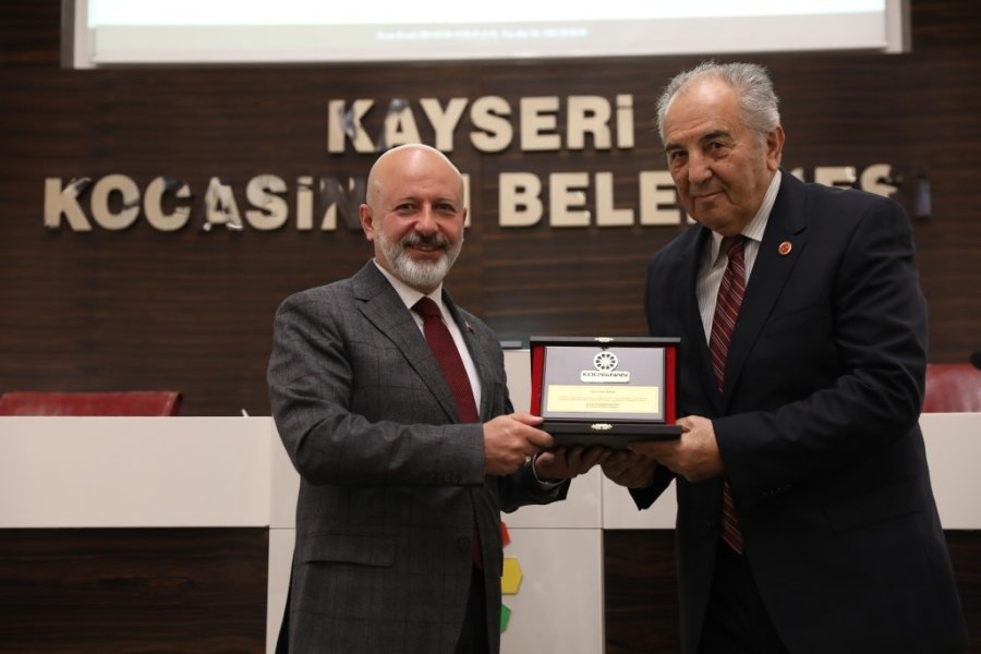 Başkan Çolakbayrakdar’dan Meclis Üyelerine Plaket