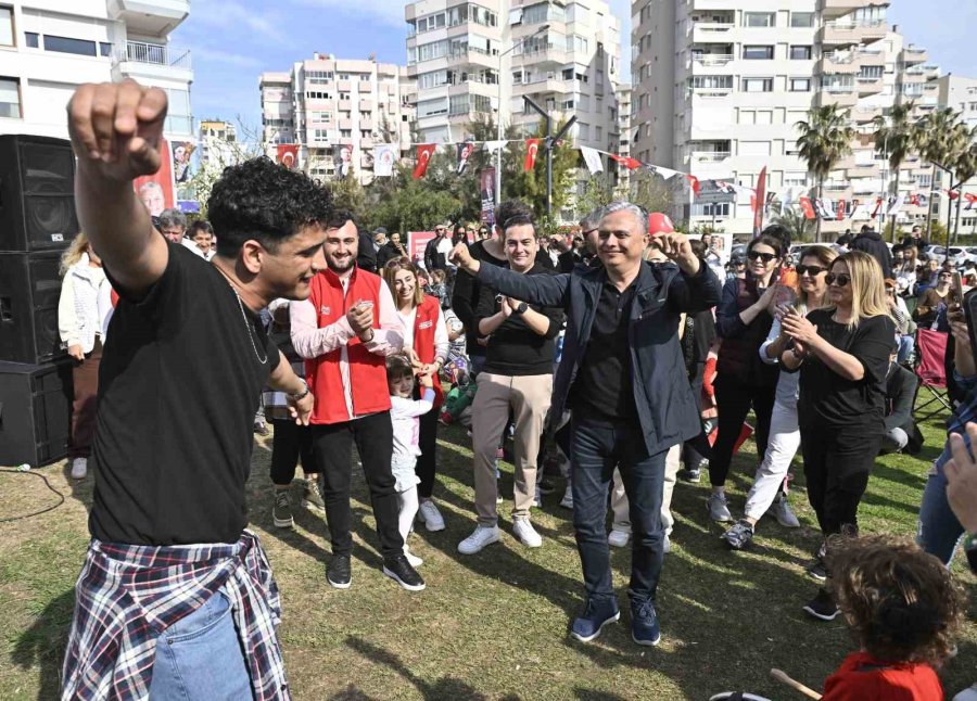 Uysal, Patili Dostlar İçin Düzenlenen Konsere Katıldı