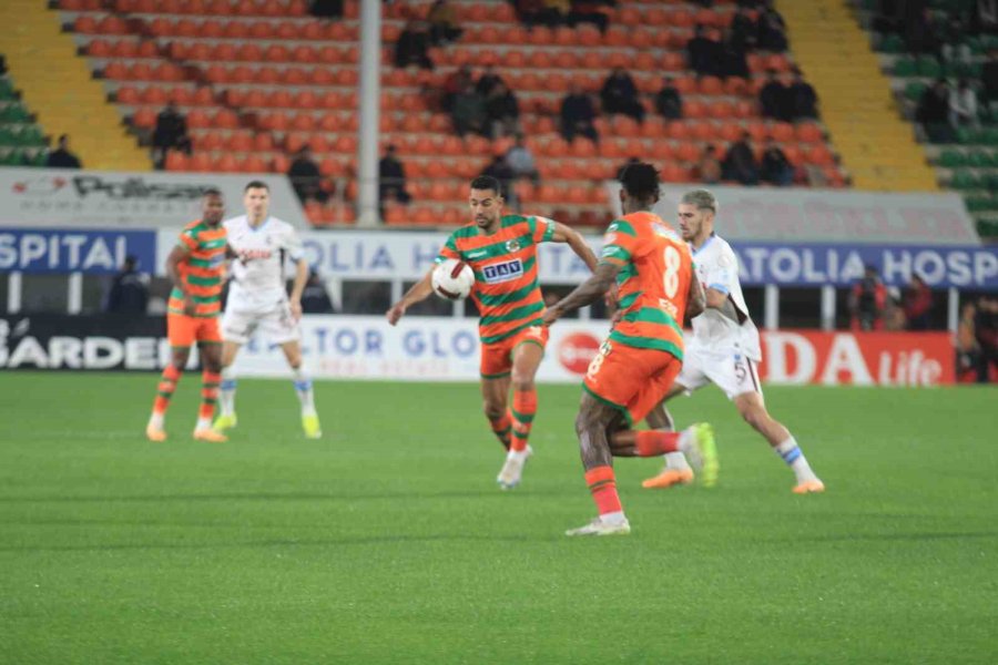 Trendyol Süper Lig: Alanyaspor: 1 - Trabzonspor: 0 (maç Devam Ediyor)