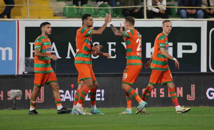 Trendyol Süper Lig: Alanyaspor: 2 - Trabzonspor: 0 (ilk Yarı)