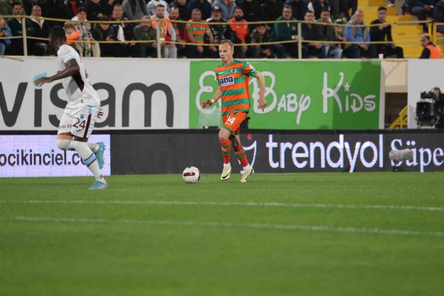 Trendyol Süper Lig: Alanyaspor: 2 - Trabzonspor: 0 (ilk Yarı)