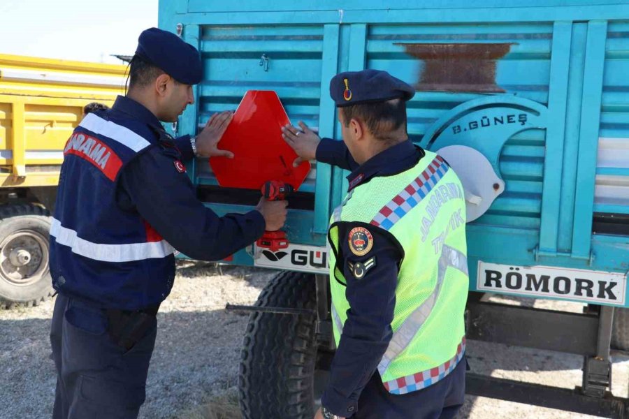 Jandarmadan Sürücülere Hem Reflektör Dağıttı Hem De Eğitim Verdi