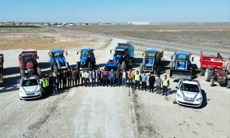 Jandarmadan Sürücülere Hem Reflektör Dağıttı Hem De Eğitim Verdi