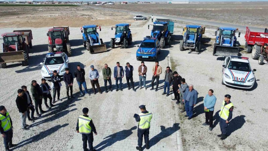 Jandarmadan Sürücülere Hem Reflektör Dağıttı Hem De Eğitim Verdi