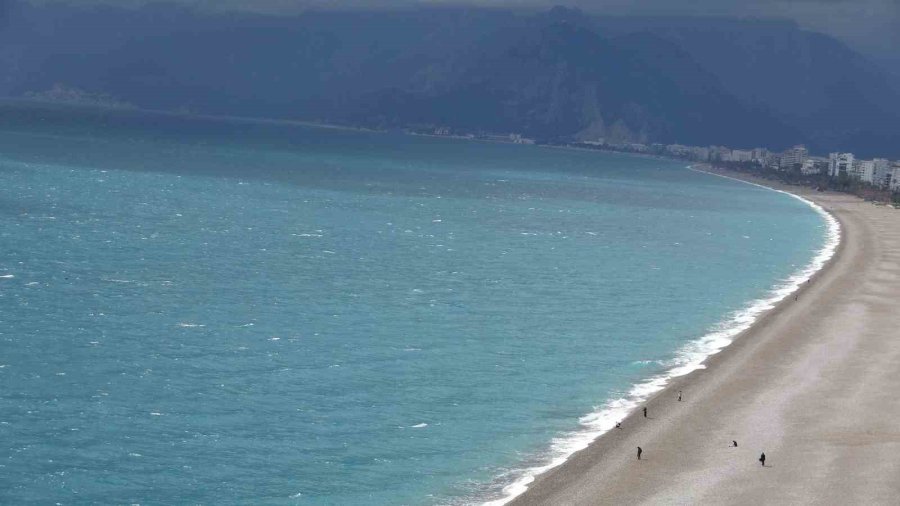 Sağanak Ve Fırtına Alarmı Verilen Antalya’da Uçurtma Sörfü Keyfi