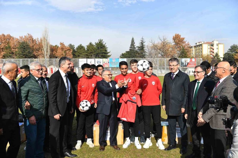 Sporcunun Dostu Başkandan Amatör Spor Kulüplerine Destek Sürüyor