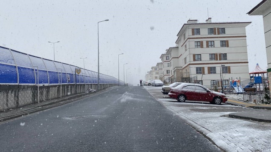 Kayseri’de Cemre İle Birlikte Kar Da Düştü