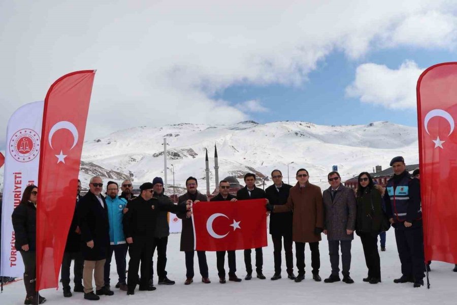 Cezaevinde Annesinin Yanında Kalan Çocuklara Kayak Eğitimi Verildi