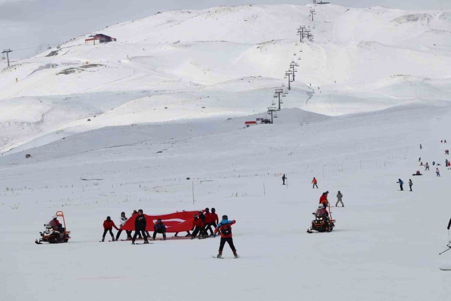 Cezaevinde Annesinin Yanında Kalan Çocuklara Kayak Eğitimi Verildi