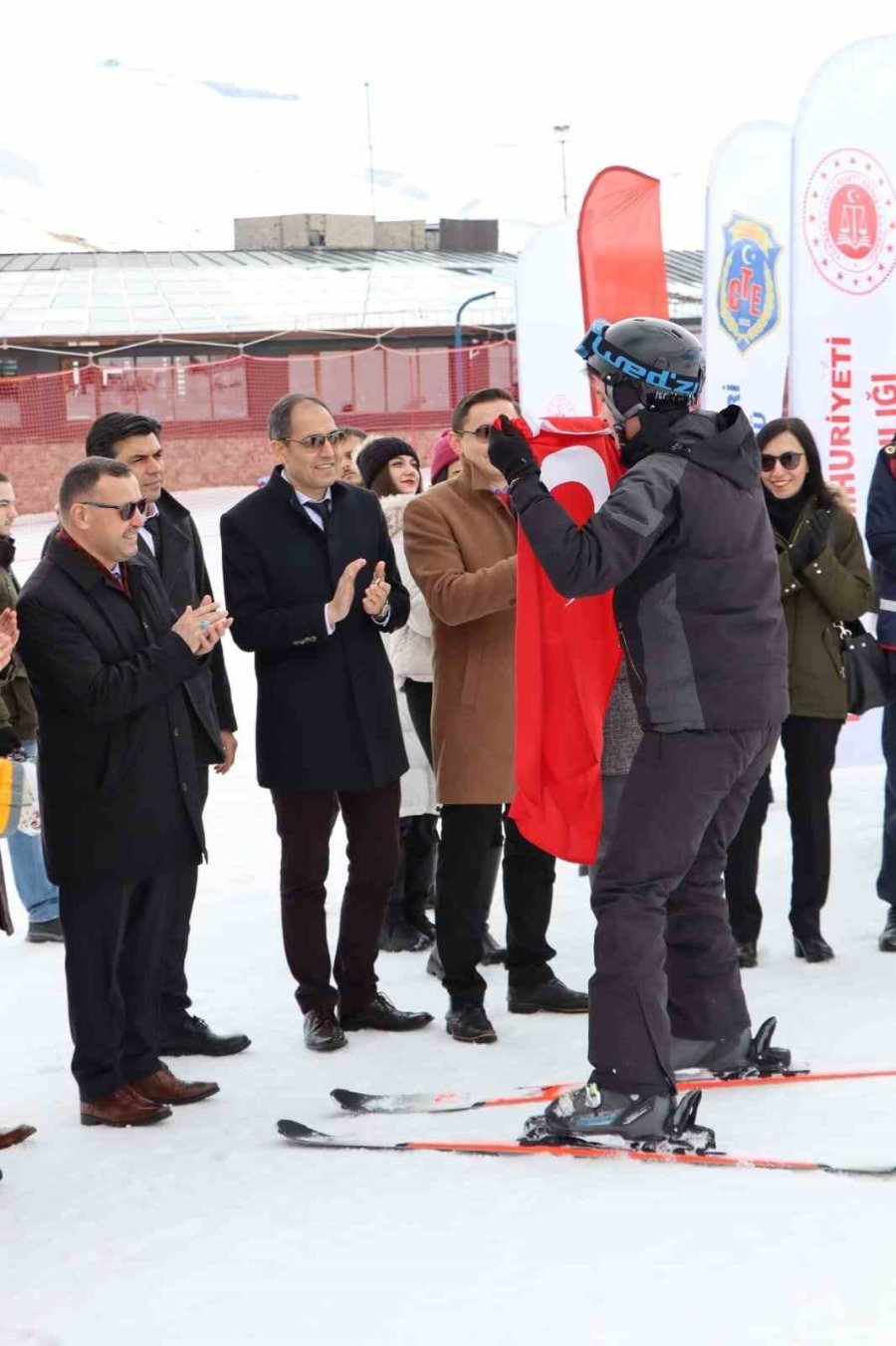 Cezaevinde Annesinin Yanında Kalan Çocuklara Kayak Eğitimi Verildi