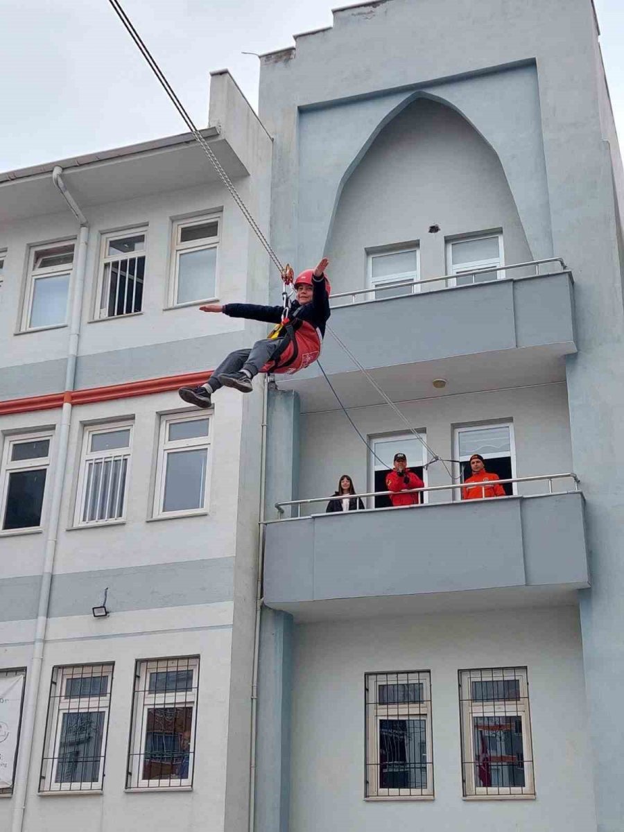 Jandarmadan Öğretmen Ve Öğrencilere Deprem Ve Yangın Tatbikatı