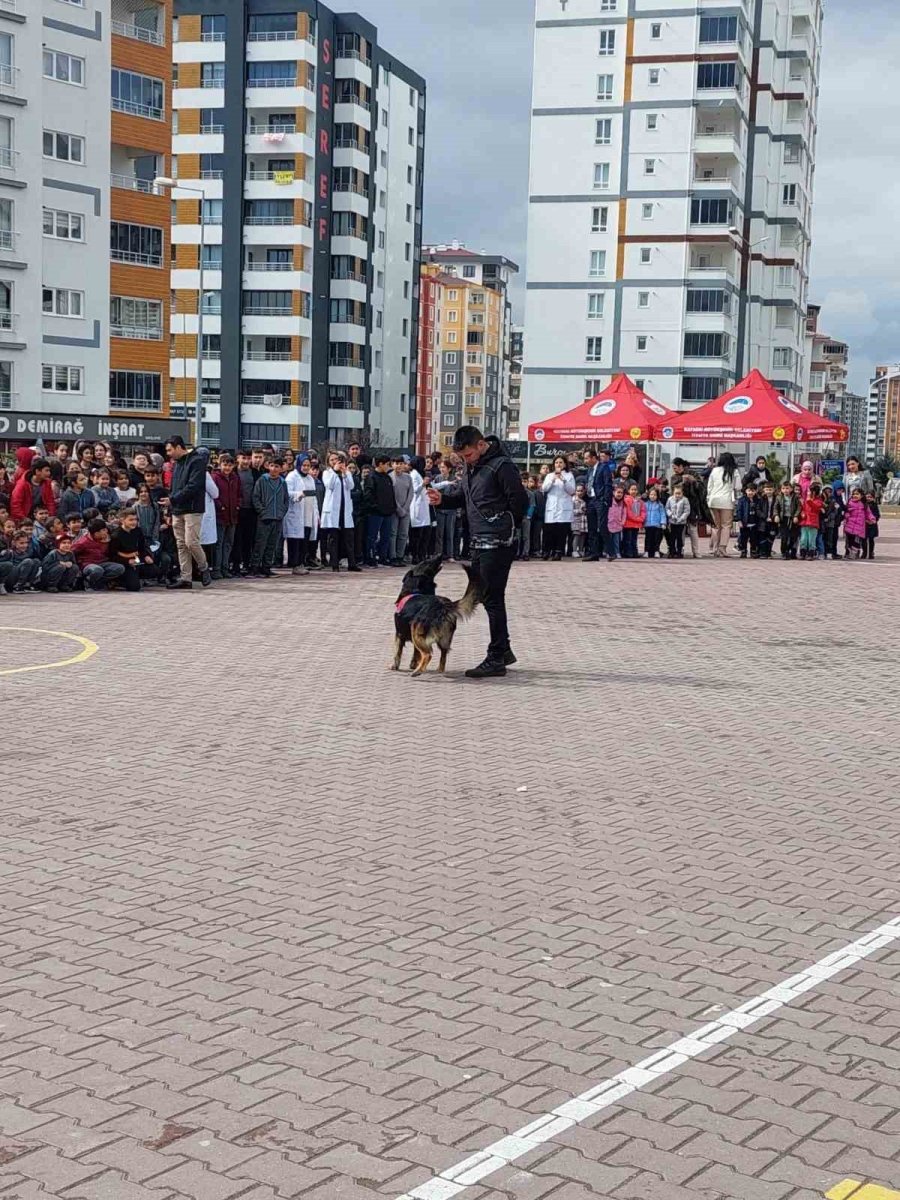 Jandarmadan Öğretmen Ve Öğrencilere Deprem Ve Yangın Tatbikatı