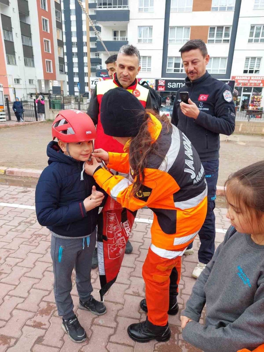 Jandarmadan Öğretmen Ve Öğrencilere Deprem Ve Yangın Tatbikatı