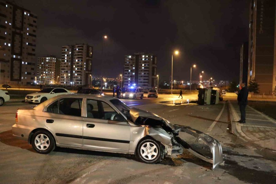 Otomobille Çarpışan İşçi Servisi Devrildi: 3 Yaralı