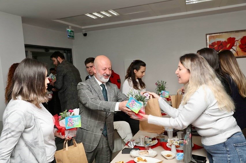 Başkan Çolakbayrakdar, “kadınlar Bir Gün Değil, Her Gün Kıymetlidir”