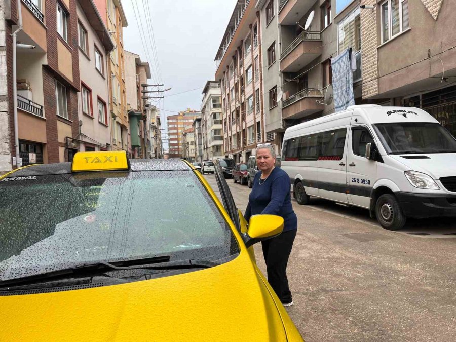 ‘erkek Mesleği’ Denilen İki İşi De Tek Başına Yapıyor