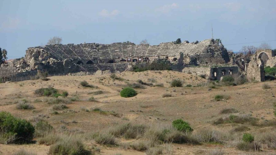 Tel Örgüyle Çevrili Koruma Altındaki Sit Alanında Off-road Yapıp Kum Zambaklarına Zarar Veriyorlar