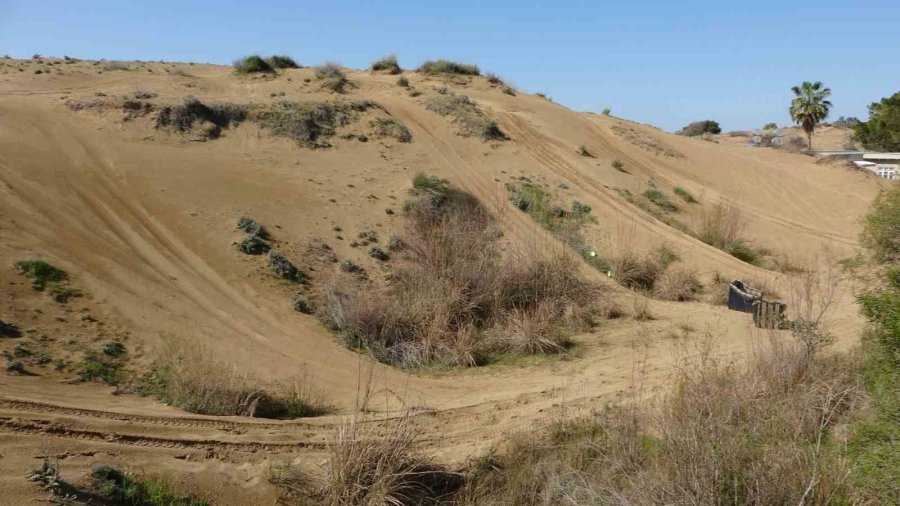 Tel Örgüyle Çevrili Koruma Altındaki Sit Alanında Off-road Yapıp Kum Zambaklarına Zarar Veriyorlar