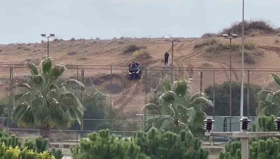 Tel Örgüyle Çevrili Koruma Altındaki Sit Alanında Off-road Yapıp Kum Zambaklarına Zarar Veriyorlar