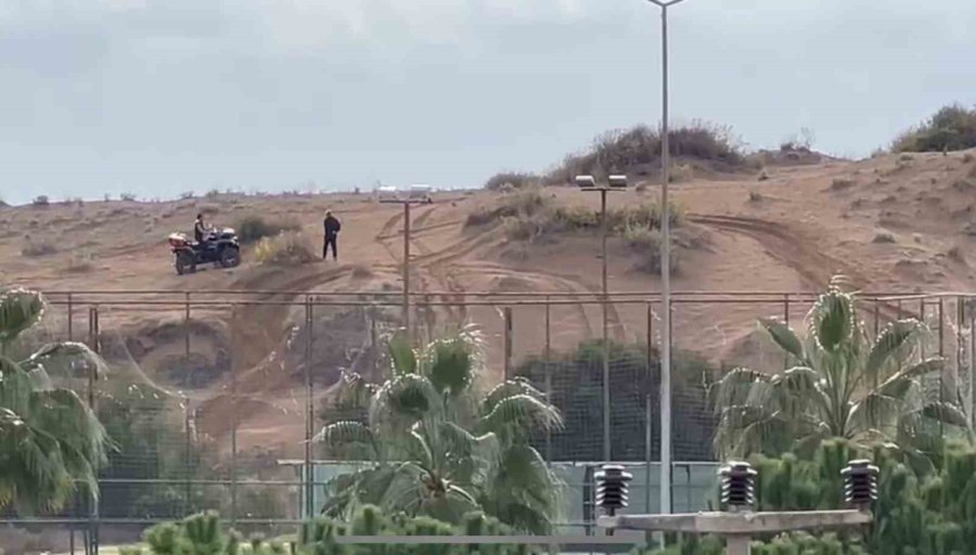 Tel Örgüyle Çevrili Koruma Altındaki Sit Alanında Off-road Yapıp Kum Zambaklarına Zarar Veriyorlar