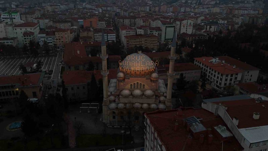 “oruç Günahlara Kalkandır” Mahyası Reşadiye Camii Minarelerine Asıldı