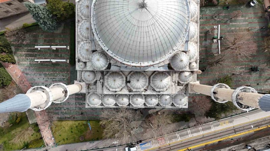 “oruç Günahlara Kalkandır” Mahyası Reşadiye Camii Minarelerine Asıldı