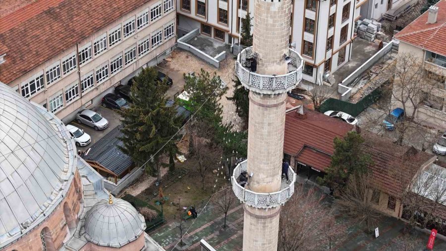 “oruç Günahlara Kalkandır” Mahyası Reşadiye Camii Minarelerine Asıldı