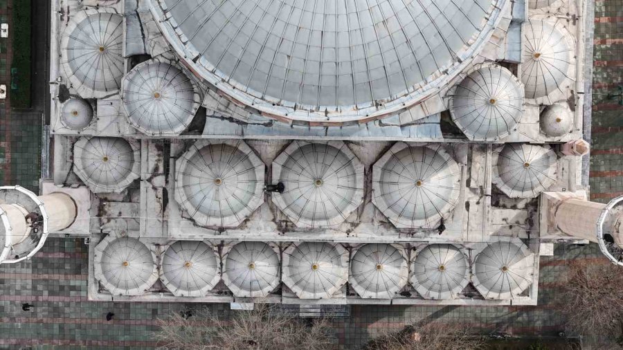 “oruç Günahlara Kalkandır” Mahyası Reşadiye Camii Minarelerine Asıldı