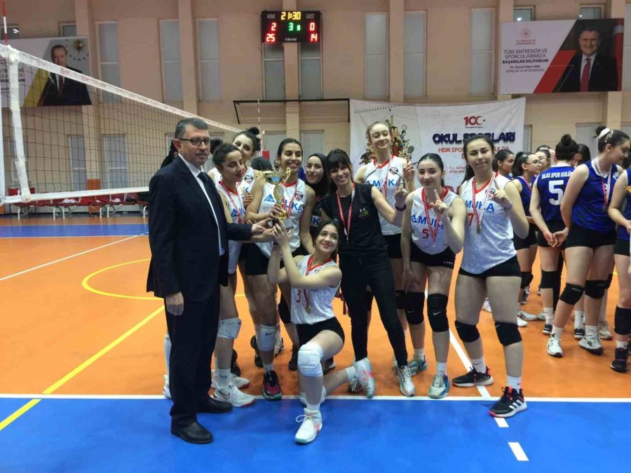 Genç Kızlarvoleybol Şampiyonası’nda Kupalar Sahibini Buldu