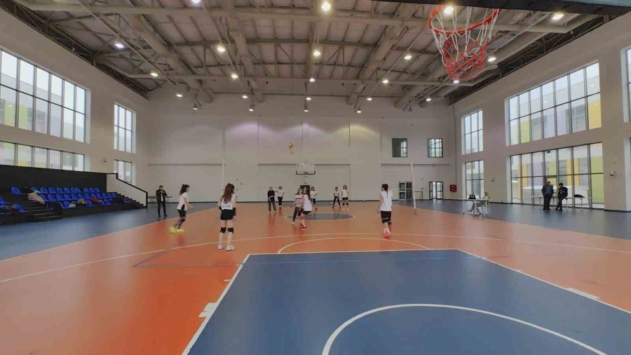 Kadın Sağlık Çalışanları Voleybol İle Moral Buldu