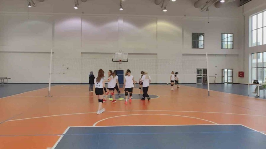 Kadın Sağlık Çalışanları Voleybol İle Moral Buldu