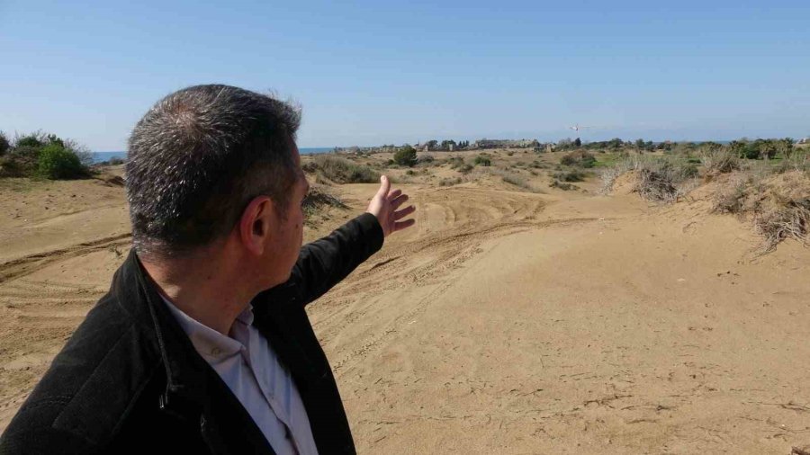 Tel Örgüyle Çevrili Koruma Altındaki Sit Alanında Off-road Yapıp Kum Zambaklarına Zarar Veriyorlar