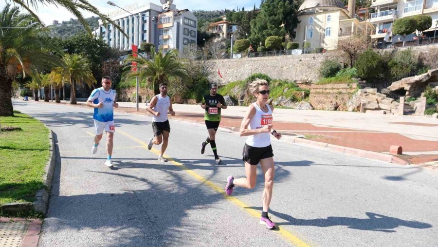 Alanya’da Atatürk Halk Koşusu Ve Yarı Maratonu Tamamlandı