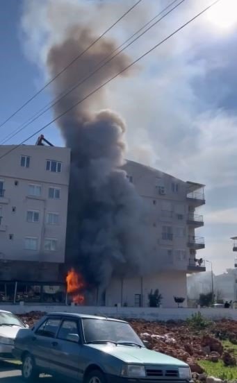 Antalya’da Bina Altındaki Pastanenin Deposu Alev Alev Yandı