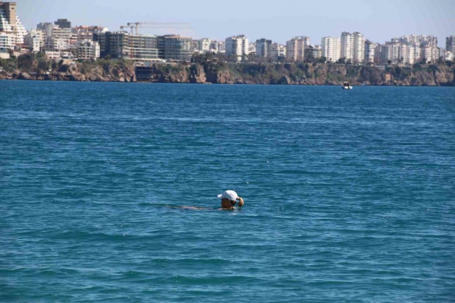 Antalya’da Ramazan Ayı Öncesi Konyaaltı Sahili Doldu Taştı